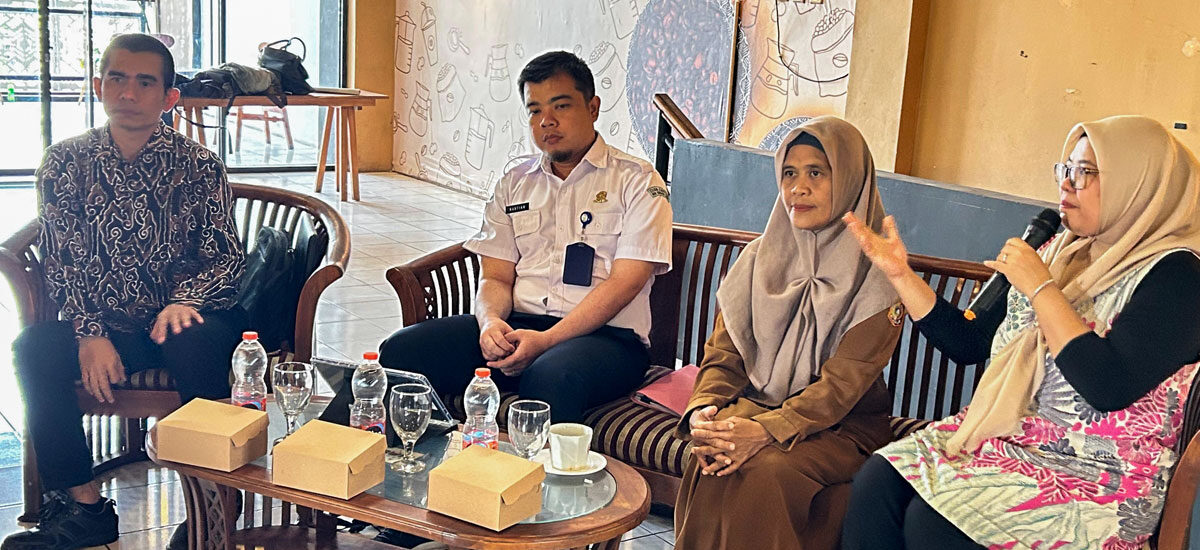 Empat peserta duduk dalam acara penguatan kapasitas pemerintah desa tentang mitigasi dan adaptasi perubahan iklim. Dari kiri ke kanan, moderator mengenakan kemeja batik warna hitam, narasumber BMKG mengenakan kemeja putih, narasumber Dinas PMD Kabupaten Lombok Timur mengenakan hijab cokelat, dan Koordinator Program Lombok Research Center mengenakan hijab krem sambil berbicara menggunakan mikrofon.